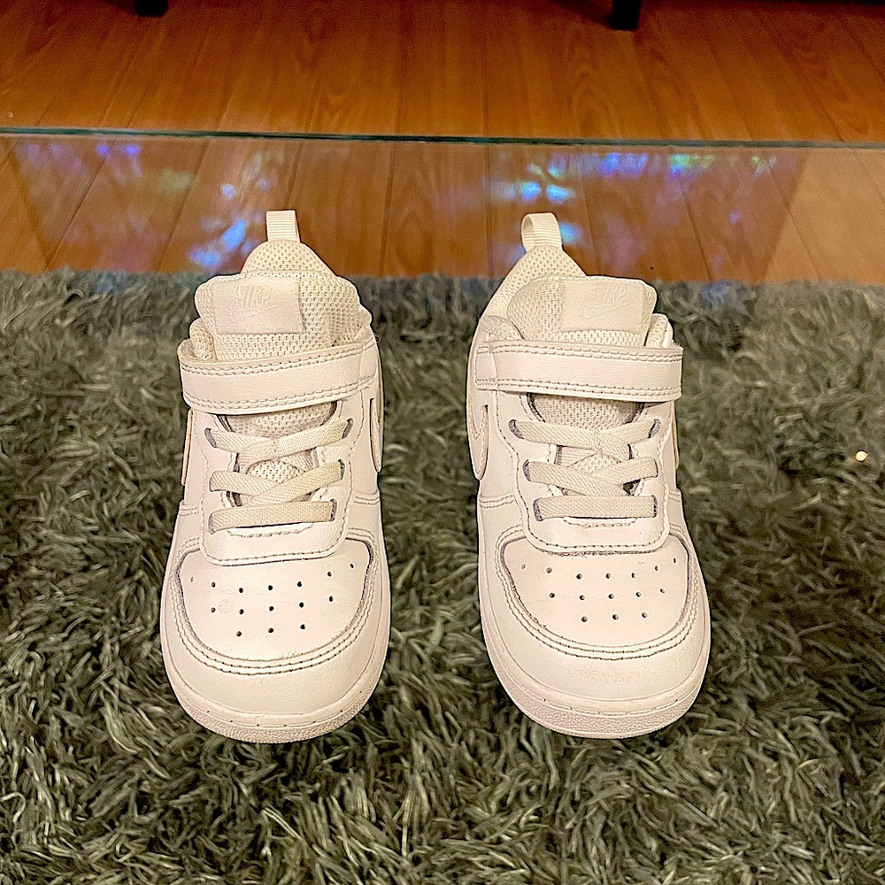 Nike Court Borough Low Top Sneaker Size 8c Good Condition like new for toddler